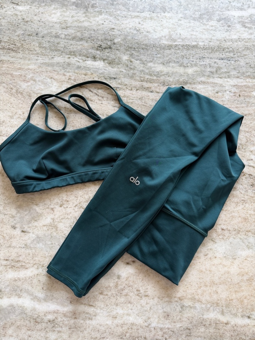 ALO Yoga Sports Bra and leggings